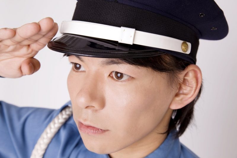 警備会社でアルバイトをする男性