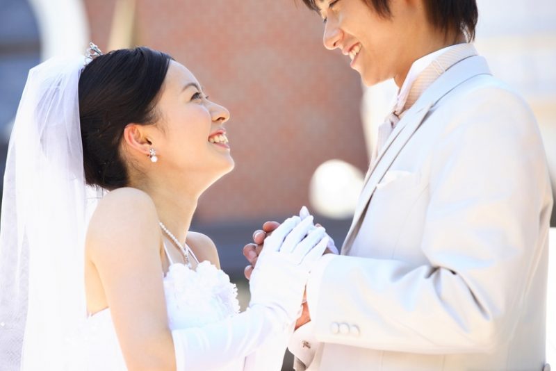 手を取り合う新郎・新婦
